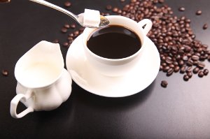 Černá káva je sice zdravá, ale ochucením si z ní děláte nezdravou