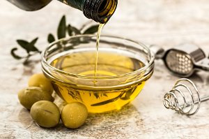 Jak se zbavit suchých loktů? Zkuste zábal z medu, olivového oleje nebo banánu!
