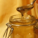 Med je láska a granátové jablko symbol plodnosti