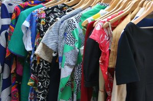 oblečení, skříně, charita, bazar, nákup oblečení