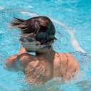 Plavání je ideální sport, ale má i svá zdravotní rizika, když neplavete správně