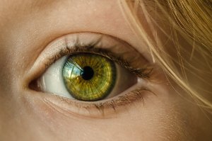 Syndrom suchého oka si způsobujeme sami, ale může být i příznak vážné choroby