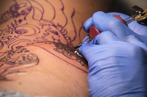 Tetování může skrýt zhoubný kožní nádor
