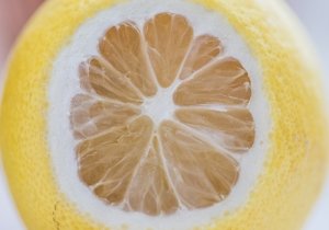 přírodní medicína, citron, voda s citronem, vitaminy, péče o dutinu ústní
